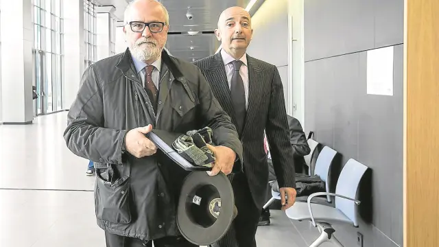 El exviceconsejero Carlos Esco, junto a su abogado, Juan Monclús, en los juzgados de Zaragoza.