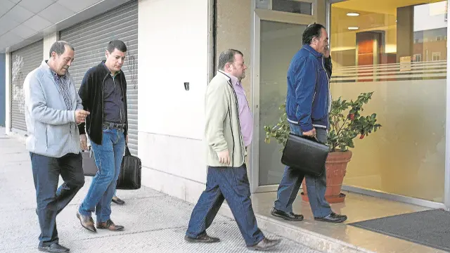 Los miembros del comité de empresa del Real Zaragoza entrando en las oficinas del club, en la tarde de ayer.