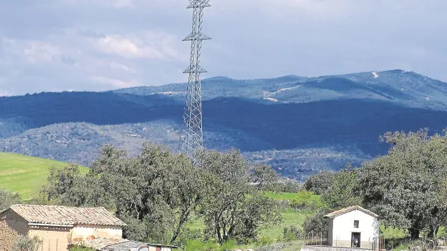 Las antiguas pilonas. Las torretas de las antiguas líneas ya descartadas Aragón-Cazaril y Graus-Sallent siguen colocadas. De esta última, una torre colocada a escasos metros de Pueyo de Marguillén.