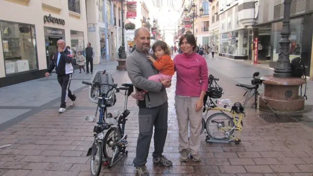 Diego, Diana y Jara, con sus bicis en la calle Alfonso