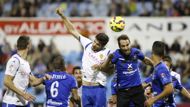 Cabrera despeja un balón en el área del Real Zaragoza