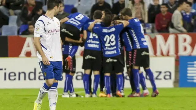 Jaime mira a los jugadores del Tenerife mientras celebran un gol
