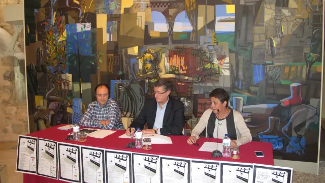 De izquierda a derecha, el periodista Javier Millán; el alcalde de Teruel, Manuel Blasco; y la gerente de la Fundación Amantes, Rosa López.