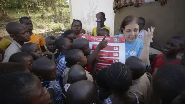 Adele Khudr conciencia a un grupo de niños sobre la prevención del virus del Ébola en Liberia.