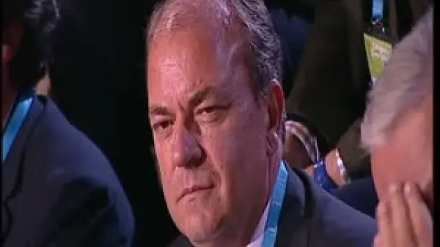 Monago rompe a llorar, emocionado por la defensa de su partido