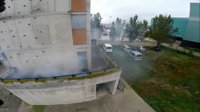 Imagen emitida por un dron en un simulacro de inspección de un edificio en llamas
