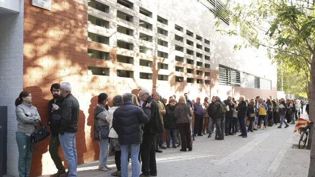 Colas a las puertas de un instituto de Sabadell para votar en la consulta