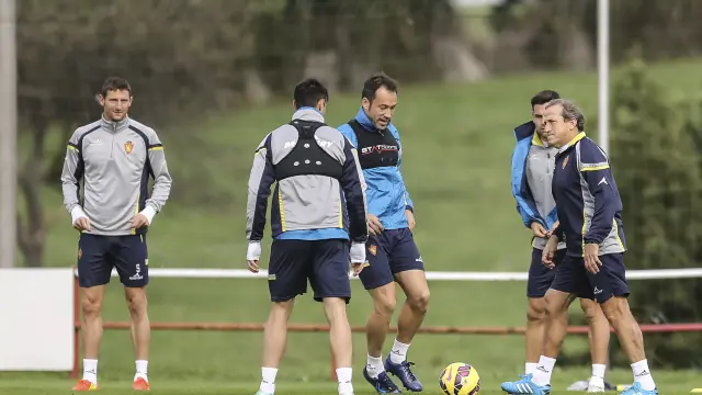 Rubén, Jaime (de espaldas), Tato, Dorca y Víctor Muñoz, ayer al mediodía en Mareo durante el entrenamiento del Real Zaragoza.