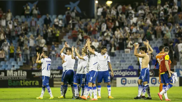Los jugadores del Real Zaragoza aplauden tras la victoria frente al Racing