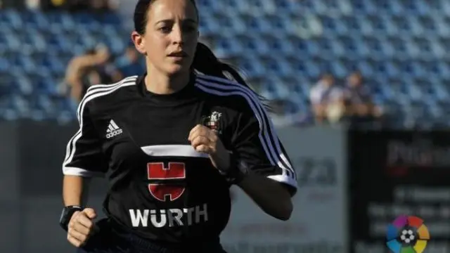 Judit Romano, la única árbitro del fútbol profesional.