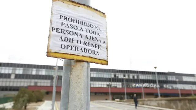 Un cartel prohibía la entrada a la estación del Portillo