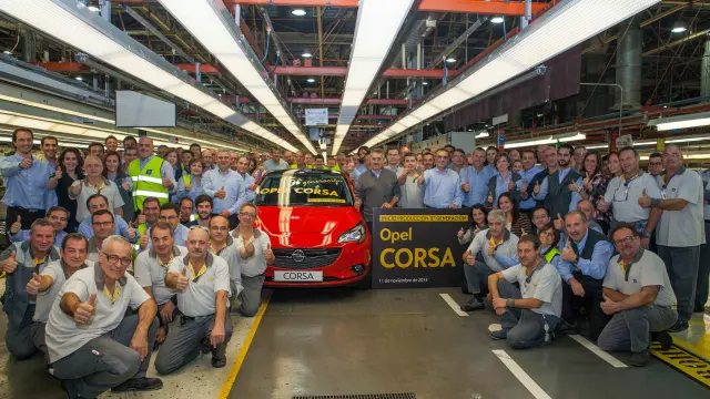 La plantilla celebra el comienzo de la producción en serie de la quinta generación del Opel Corsa