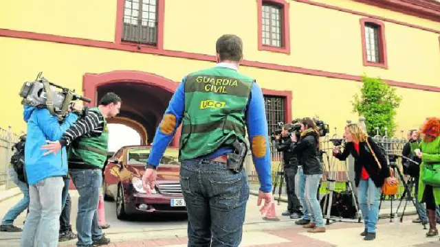 Agentes de la Guardia Civil protegen la salida de un vehículo de la sede de la Diputación de Sevilla.