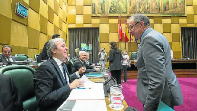 El edil del PP Jorge Azcón conversa con el vicealcalde, Fernando Gimeno, en el último pleno.