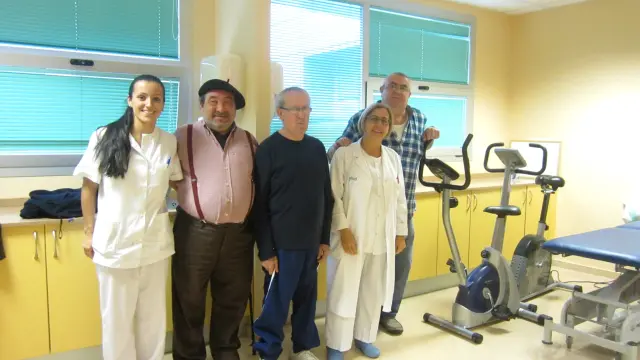 José Ángel (i), Rafael (c) y Ángel (d), en la unidad de rehabilitación para enfermos de EPOC del hospital Miguel Servet de Zaragoza.