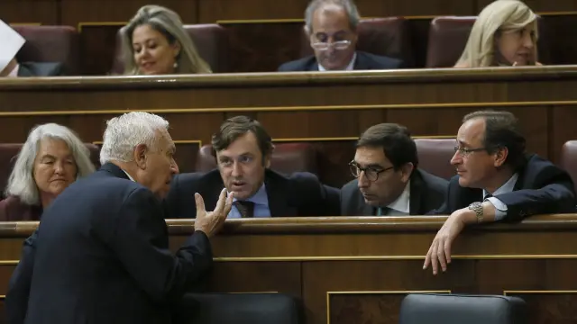 Margallo habla con la bancada popular en el Congreso