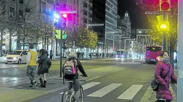 Aunque el semáforo esté en rojo para los coches, los ciclistas pueden seguir si no cruzan peatones.