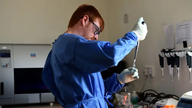 Virólogo en el laboratorio del centro de tratamiento contra el ébola de Kerry Town