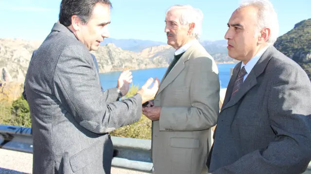 Xavier de Pedro con el presidente de los regantes, José Luis Pérez (con bigote), y el presidente de la comarca, Antonio Fondevila.