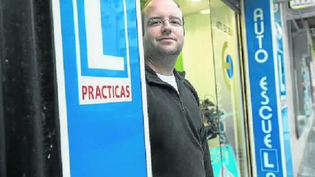 Javier Puyó, en la puerta de su autoescuela, ubicada en la calle de José Luis Albareda.