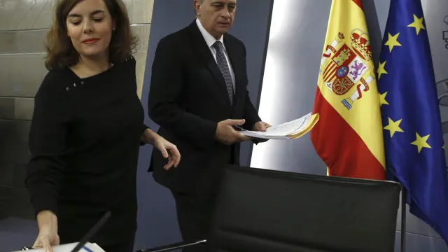 La vicepresidenta del Gobierno español, Soraya Sáez de Santamaría, y el ministro del Interior, Jorge Fenández Díaz