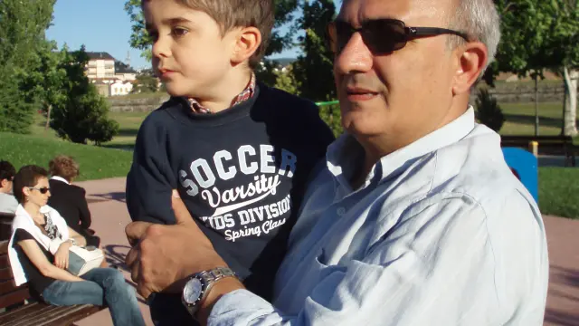 Carlos junto a su hijo David, uno de los 7.500 aragoneses que se encuentra a la espera de una ayuda por su grado de dependencia