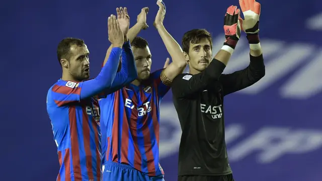 Los jugadores del Levante aplauden tras la victoria