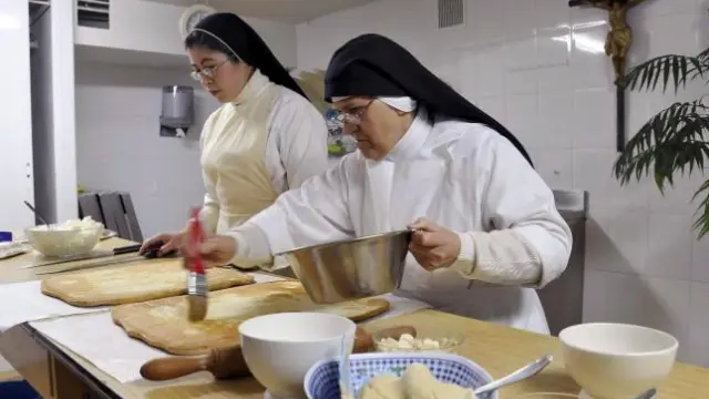 El libro de sor Liliana (i) y sor Beatriz (d) recoge recetas de panes de distintas culturas y países.