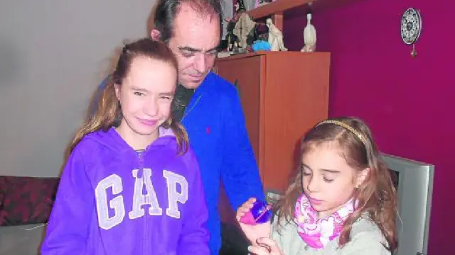 Aitana, a la izquierda, junto a su padre, Luis Miguel, y su hermana pequeña, Olaia.