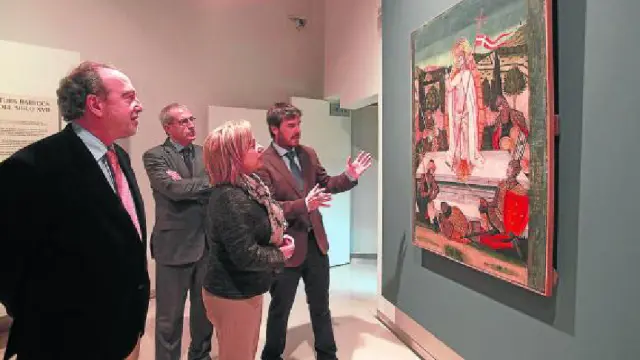 El director del Museo de Huesca, Julio Ramón, explica la obra a la consejera Dolores Serrat.