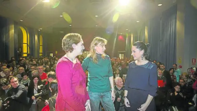 Ada Colau, Tania Sánchez y Maru Díaz conversan antes de empezar la conferencia.