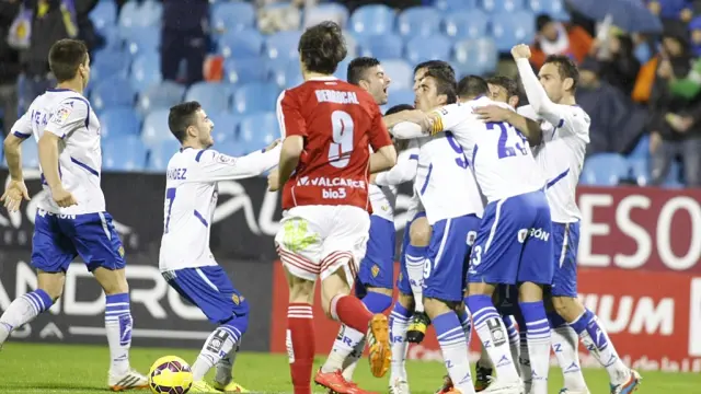 Los jugadores del Real Zaragoza celebran el gol de Borja