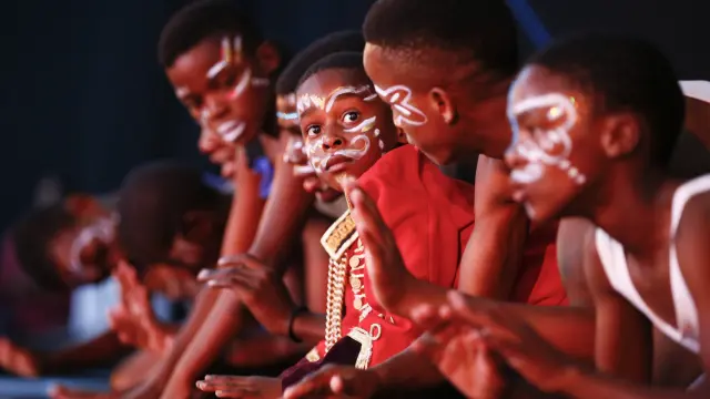 Niños de la escuela circense de Sudáfrica en un concierto por el Día mundial contra el sida