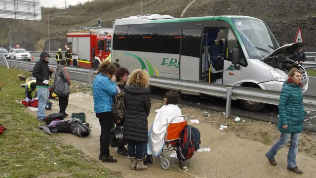 Dieciocho heridos, siete de ellos graves, al colisionar un camión y un microbús en Álava