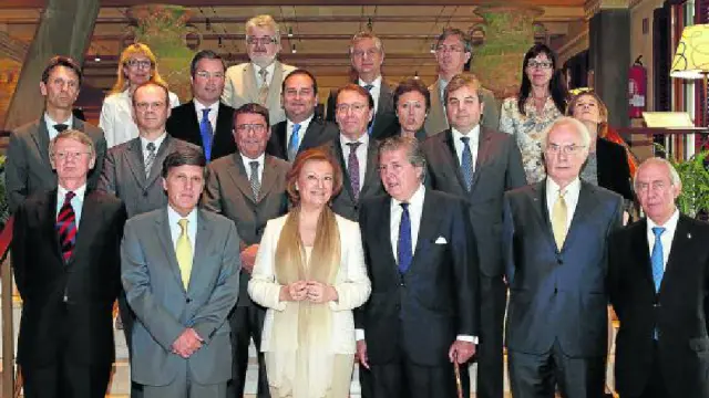 La presidenta de Aragón, Luisa Fernanda Rudi, se reunió este junio en Zaragoza con los embajadores de la Unión Europea en España. El objetivo era reunir apoyos para el proyecto de la Travesía Central Pirenaica.