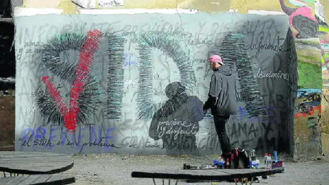 Grafiti realizado ayer en un solar del Coso