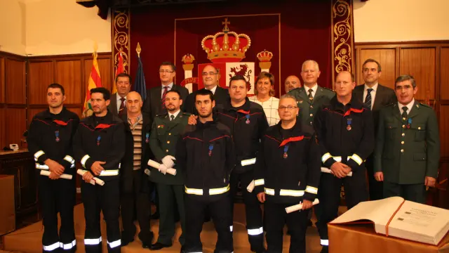 Los condecorados por su actuación en la riada del Martín de 2013 posan para la foto con representantes institucionales.