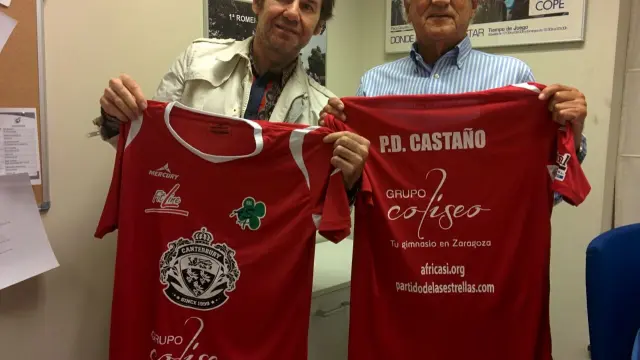 Pepe Domingo Castaño muestra la camiseta del evento