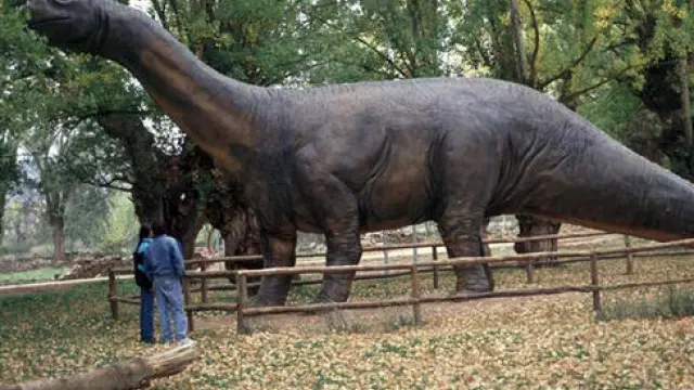 Reproducción a tamaño natural -la primera que se hizo de un dinosaurio a mediados de los años '90 en España- de Aragosaurus ischiaticus en Galve.