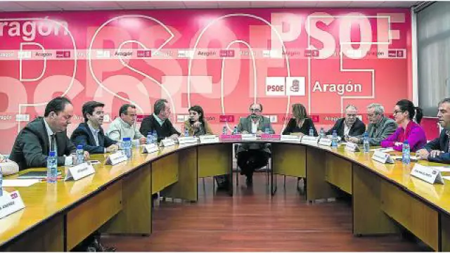 Alcaldes y candidatos del PSOE mantuvieron una reunión, ayer en Zaragoza, con la secretaria del Política Municipal de la ejecutiva federal.