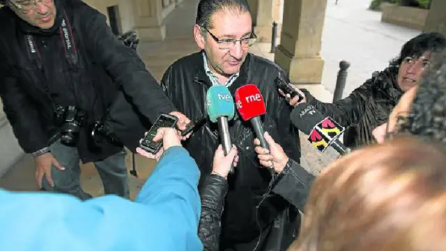 Fernando Guillén responde a los medios de comunicación antes de entrar al juzgado.