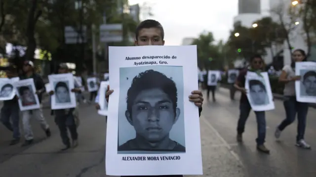 Un manifestante porta una imagen del fallecido, Alexander Mora Venancio