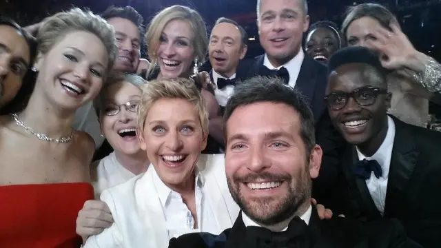 El selfie más tuiteado del año corresponde Ellen Degeneres durante la ceremonia de Los Oscars