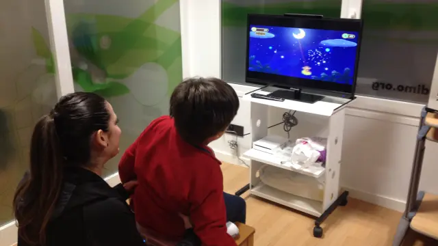 Un niño asiste a una sesión de terapia con la Wii en Aidimo.