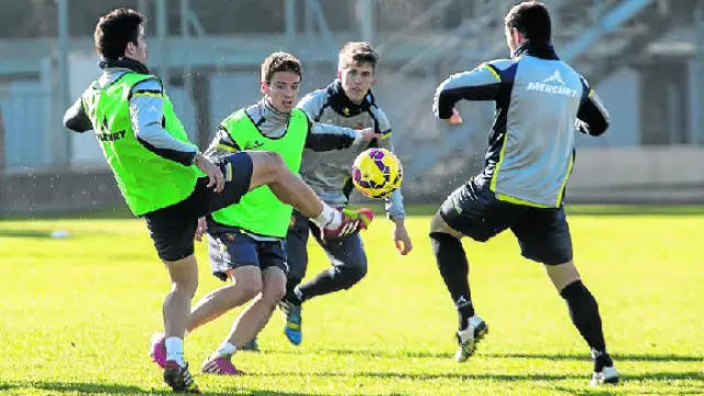 Ruiz de Galarreta y Pedro, con el peto verde de los titulares, en el entrenamiento del viernes.