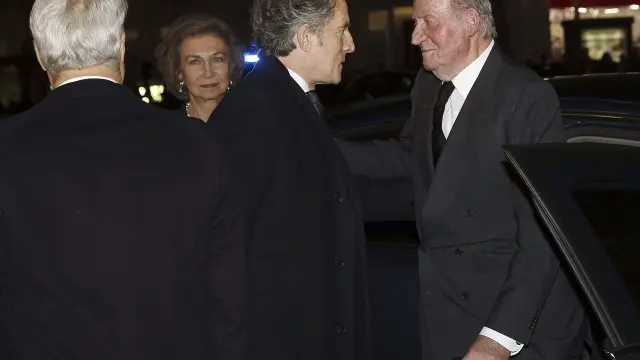 Los reyes Juan Carlos y Sofía son recibidos por Alfonso Díez