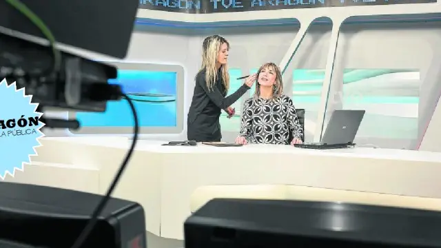 Tamar Ruesca, de Marco Aldany, maquilla a Belén Lorente, presentadora de informativos de TVE en Aragón.