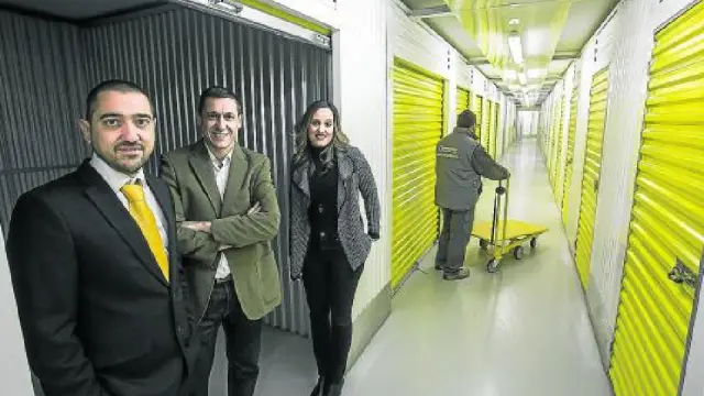 Rubén, Iñaki y Lorena Martínez Úñez, en las instalaciones de la empresa.