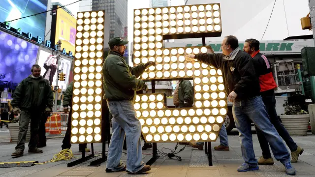El 2015 gigante está compuesto de bombillas de bajo consumo