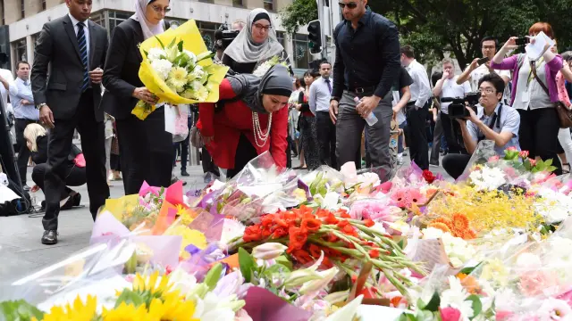 Miles de ramos de flores en Sídney para recordar a las víctimas del secuestro